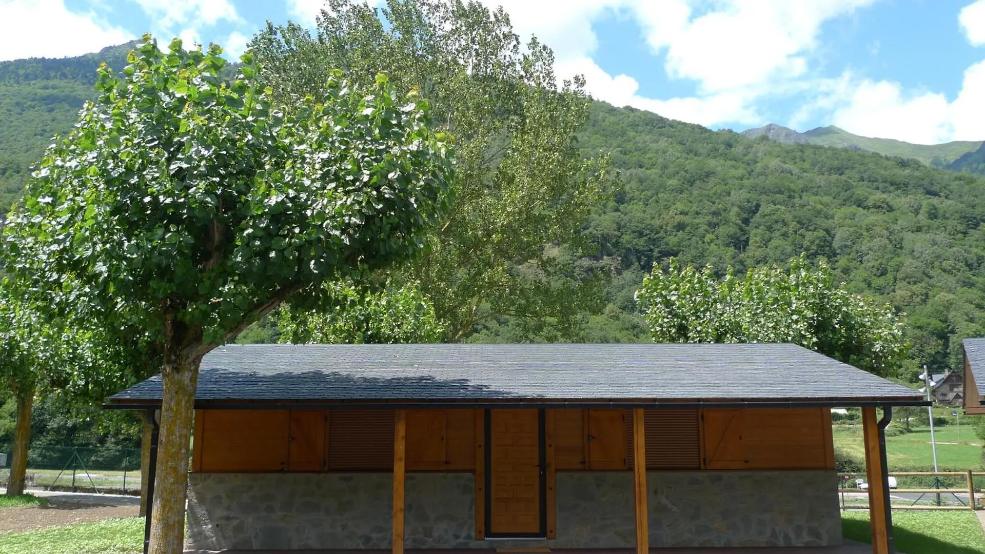 Holacamp Aran Aventura Les 0*,  Spagna